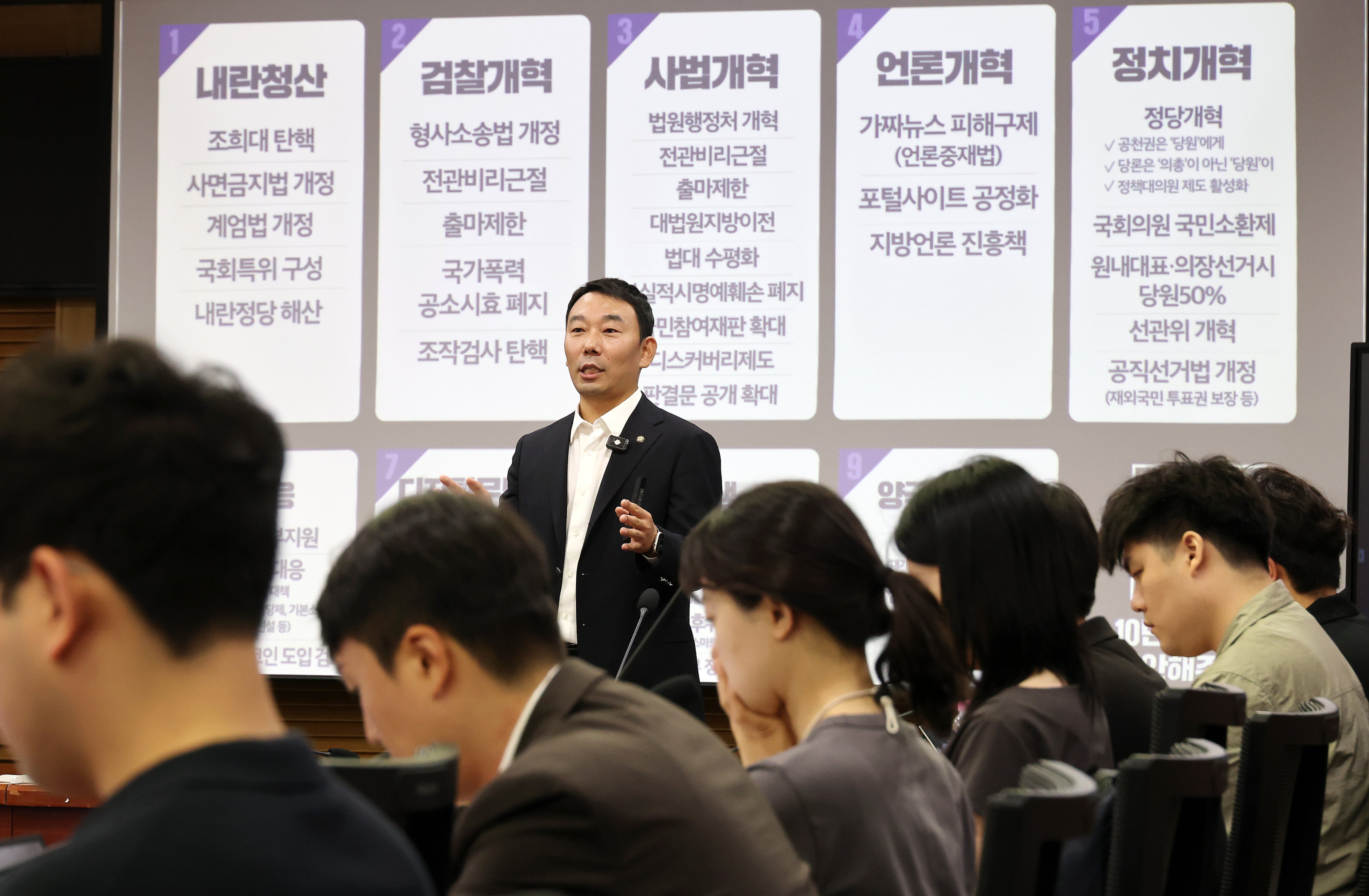 與김용민 “당대표 출마 긍정 검토…총대 메고 가야”