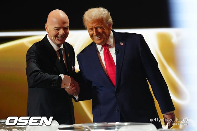 '레드카드 위에 트럼프 카드?' FIFA, 美 대통령 전화 한 통에 '발로건 면죄부' 촌극