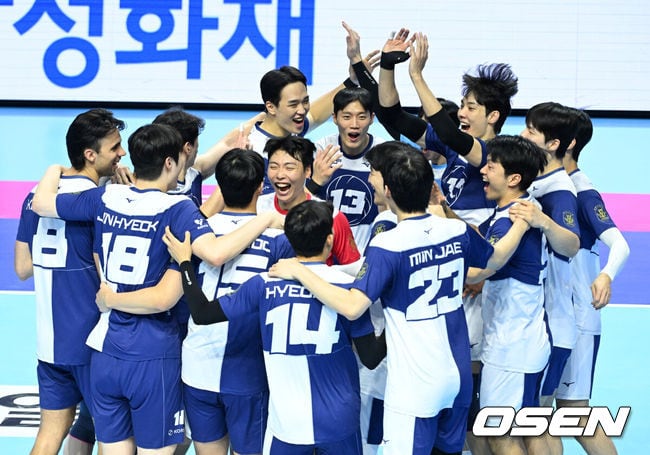 '디펜딩 챔피언' 대한항공, 개막전부터 웃었다…현대캐피탈 3-0 완파, 케트진스키 19점 맹폭 '성공률 75%'