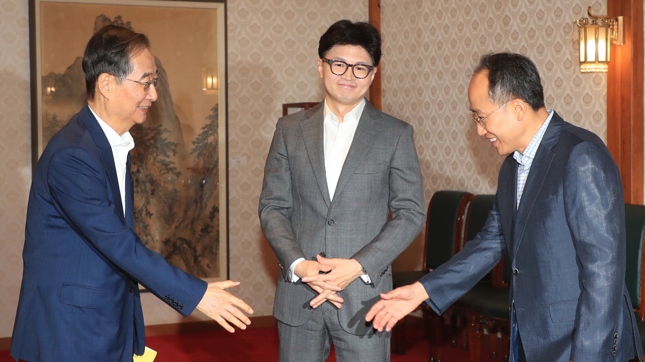 18일 서울 종로구 국무총리 공관에서 열린 고위 당정협의회에서 참석자들이 인사를 나누고 있다. 왼쪽부터 한덕수 국무총리, 한동훈 국민의힘 대표, 추경호 국민의힘 원내대표./장련성 기자