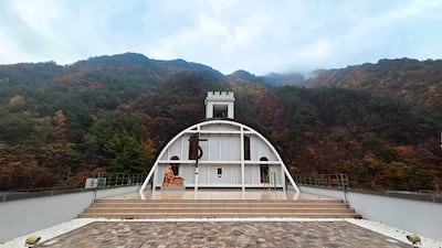 불탄 잿더미 속 벽체만 덩그러니… 하늘이 지붕 되고 산이 벽 됐다