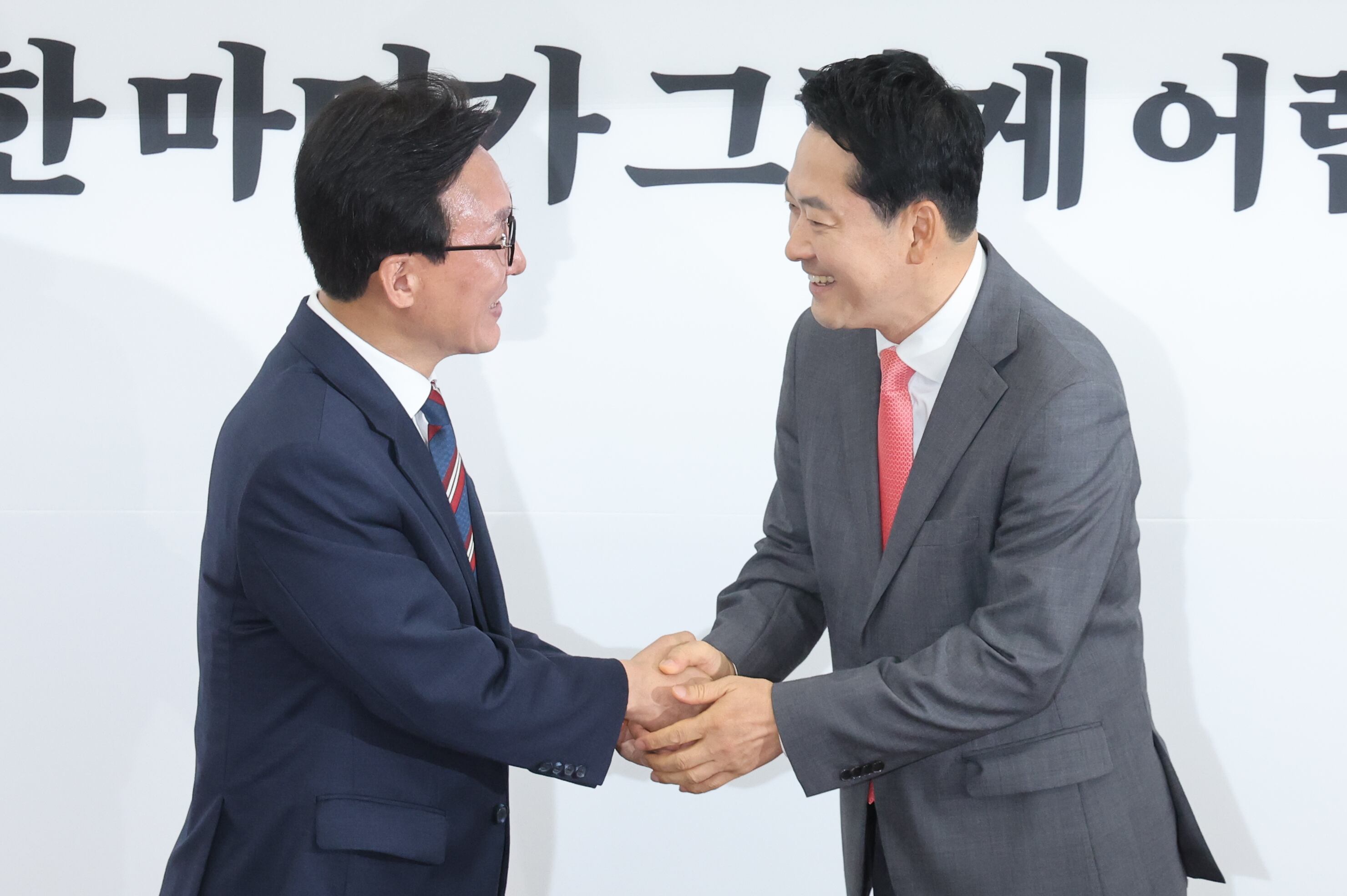 김민석 더불어민주당 대표(왼쪽)가 24일 서울 여의도 국회에서 장동혁 국민의힘 대표를 예방하며 인사를 나누고 있다. /뉴스1