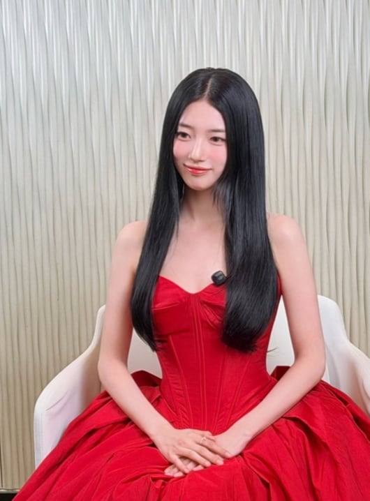 수지, '뼈말라'로 더 선명해진 이목구비..흑발 레드 여신