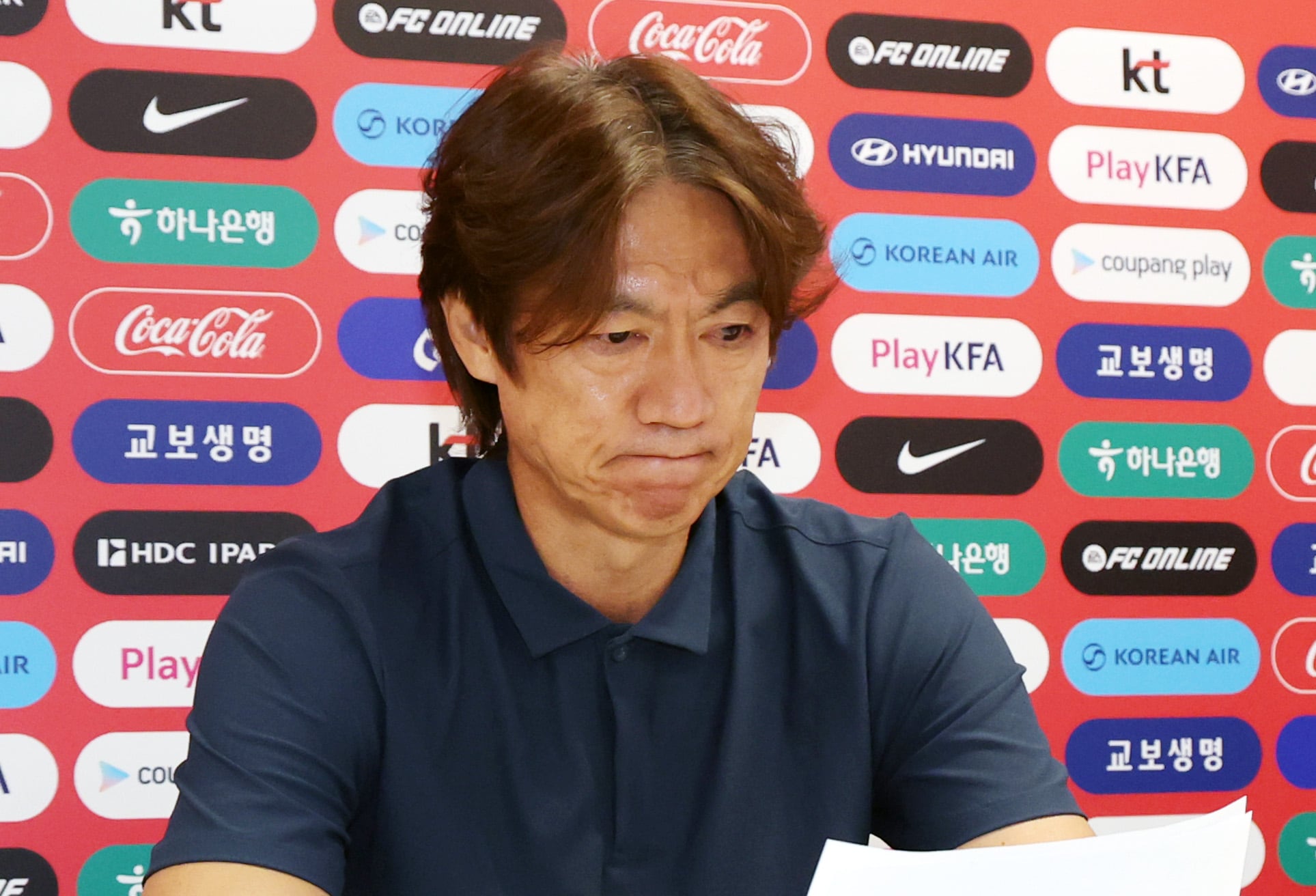 한국 축구 국가대표팀 홍명보 감독이 28일(현지시간) 멕시코 과달라하라 인근 사포판 치바스 바예 베르데 훈련장에 마련된 베이스캠프에서 열린 월드컵 결산 기자회견에서 부진에 대한 책임을 지고 감독직에서 물러나겠다는 뜻을 밝히고 있다. /뉴스1