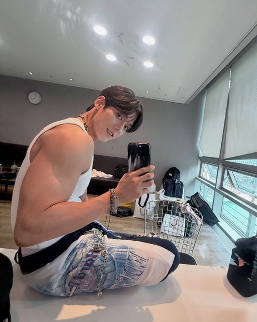"마동석인 줄 알았네"...비투비 이민혁, 흰 민소매 찢을 듯한 '괴물 팔뚝' 비주얼 쇼크