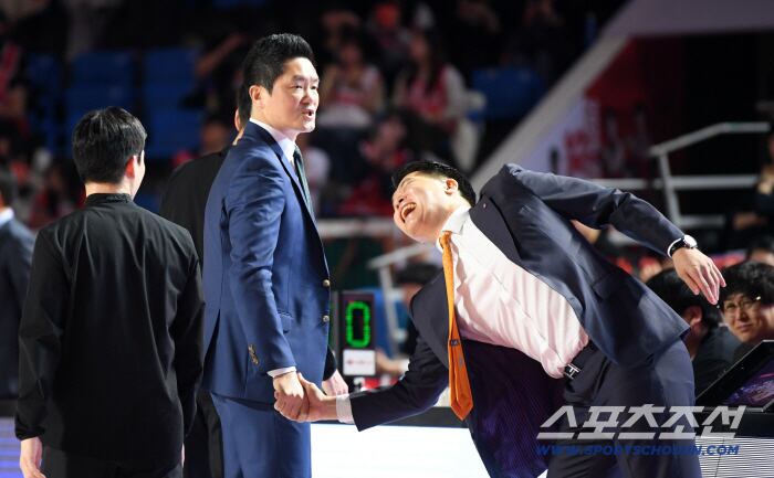 15일 잠실학생체육관에서 열린 프로농구 서울 SK와 창원 LG의 경기. SK 전희철 감독이 LG 조상현 감독과 인사를 나누며 장난을 치고 있다. 잠실=박재만 기자 pjm@sportschosun.com/2026.01.15/