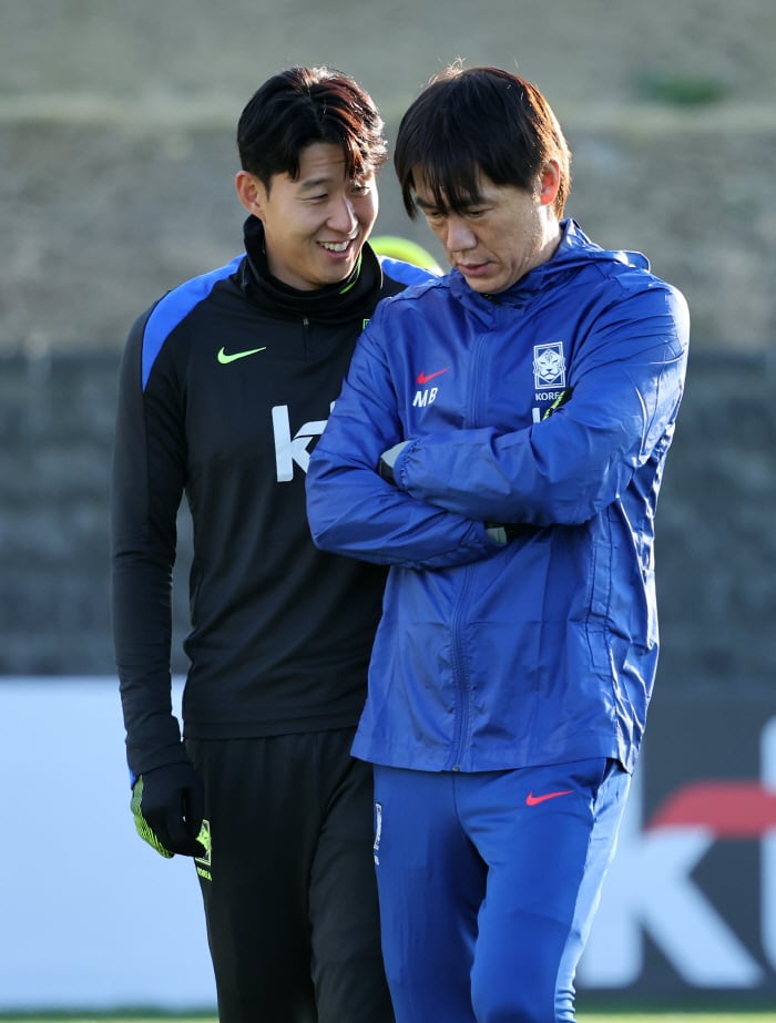 담소 나누는 홍명보와 손흥민 (천안=연합뉴스) 김준범 기자 = 10일 오후 충남 천안 대한민국축구종합센터에서 축구대표팀 홍명보 감독(오른쪽)과 손흥민이 대화하고 있다. 2025.11.10