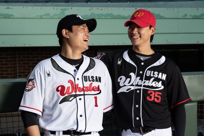 스파이더 공식 용품 후원 협약 모델인 투수 진현우와 남호