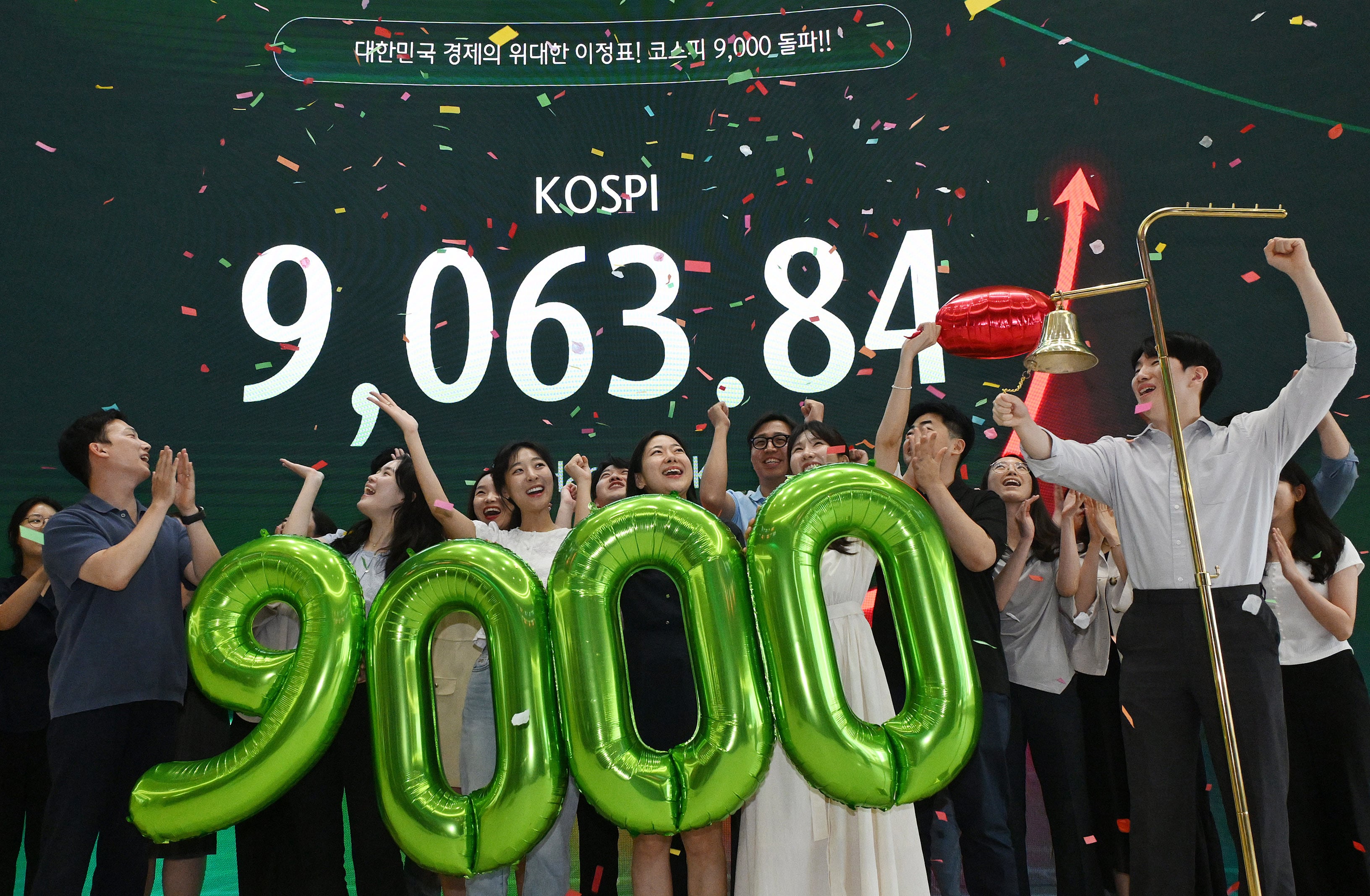 지난 6월 18일 코스피가 사상 처음으로 9000포인트를 돌파하자 서울 중구 하나은행 딜링룸에서 직원들이 축하 세리머니를 하고 있다. /뉴스1