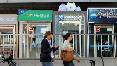 금융감독원은 금융권에서 시작된 인공지능(AI) 해킹과 관련해 공격 IP 28개를 금융회사에 공유했다고 밝혔다. 보안업계는 IP 차단과 과거 접속 기록 점검은 물론 지속적인 위협 감시 및 대응이 필요하다고 강조했다. 사진은 7일 서울 시내 한 시중은행 현금자동입출금기(ATM)의 모습. 2026.10.7 ⓒ 뉴스1 김진환 기자