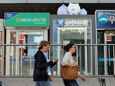 금융감독원은 금융권에서 시작된 인공지능(AI) 해킹과 관련해 공격 IP 28개를 금융회사에 공유했다고 밝혔다. 보안업계는 IP 차단과 과거 접속 기록 점검은 물론 지속적인 위협 감시 및 대응이 필요하다고 강조했다. 사진은 7일 서울 시내 한 시중은행 현금자동입출금기(ATM)의 모습. 2026.10.7 ⓒ 뉴스1 김진환 기자