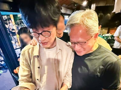 이해진 네이버 의장(왼쪽)이 젠슨 황 엔비디아 최고경영자(CEO)에게 안면 결제 서비스 '페이스사인'으로 식사값을 지불하는 모습. /네이버페이 제공