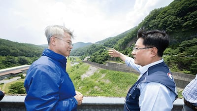 김성환 기후에너지환경부 장관(오른쪽)이 지난 6월 30일 전남 화순군 동복댐을 찾아 민형배 전남광주통합특별시장과 용수 공급을 위한 동복댐 활용 방안을 논의하고 있다. photo 연합