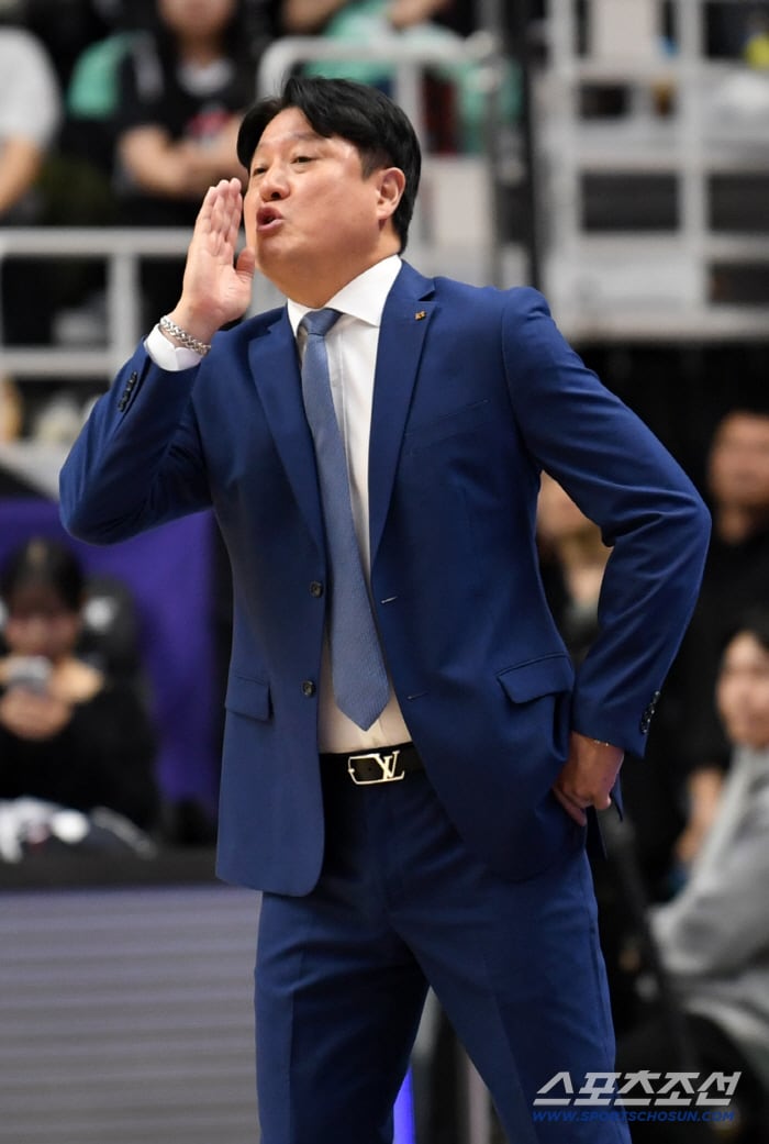 30일 수원 KT소닉붐아레나에서 열린 프로농구 수원 KT와 서울 삼성의 경기. 문경은 감독이 작전 지시를 하고 있다. 수원=박재만 기자 pjm@sportschosun.com/2025.12.30/