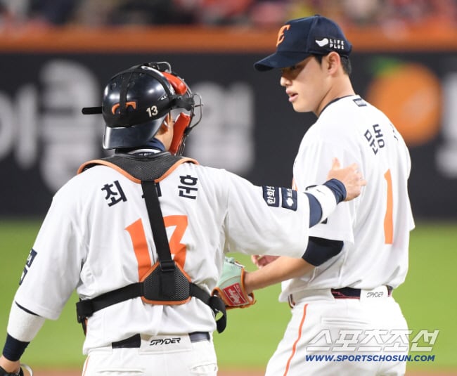 31일 대전 한화생명볼파크에서 열린 LG와 한화의 한국시리즈 5차전. 선발 문동주가 1회 난조를 보이자 최재훈 포수가 다독이고 있다. 대전=정재근 기자 cjg@sportschosun.com/2025.10.31/