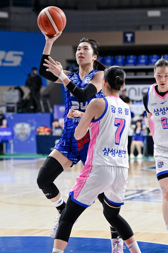 이다연이 지난 2월 15일 아산이순신체육관에서 열린 우리은행과 삼성생명의 경기에서 골밑슛을 시도하고 있다. 이다연은 맞트레이드를 통해 삼성생명으로 이적하게 됐다.