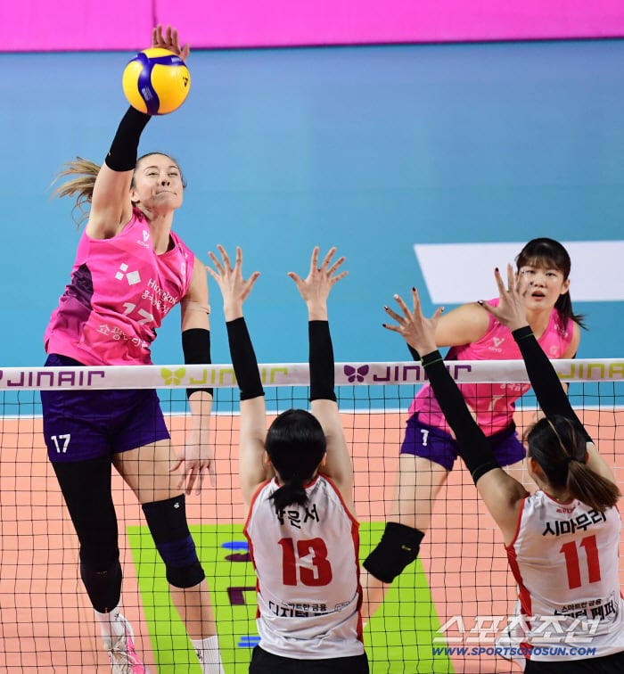 20일 인천 삼산월드체육관에서 열린 V리그 여자부 흥국생명과 페퍼저축은행의 경기. 흥국생명 레베카가 페퍼저축은행 블로킹을 앞에 두고 스파이크를 날리고 있다. 인천=송정헌 기자songs@sportschosun.com/2025.12.20/