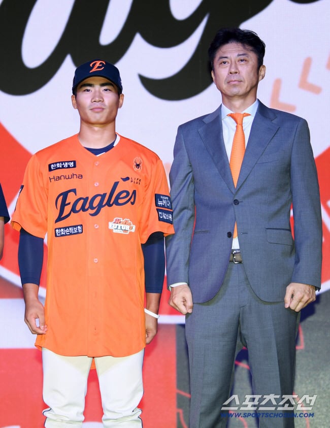 2026 KBO 신인 드래프트가 17일 서울 롯데호텔월드에서 열렸다. 한화에 1라운드 지명된 유신고 오재원, 손혁 단장과 기념촬영을 하고 있다. 잠실=박재만 기자 pjm@sportschosun.com/2025.09.17/