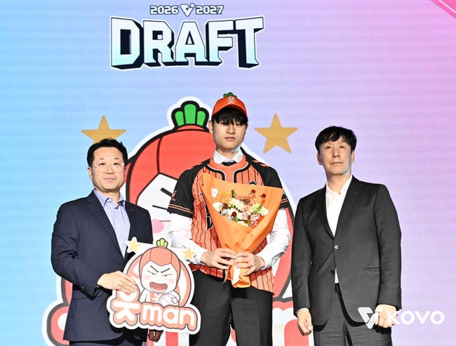 ‘30% 확률’ 대학배구 최고 공격수, 어떻게 V리그 최고 명장이 품었나…레전드 리베로 아들도 프로행 ‘감격’