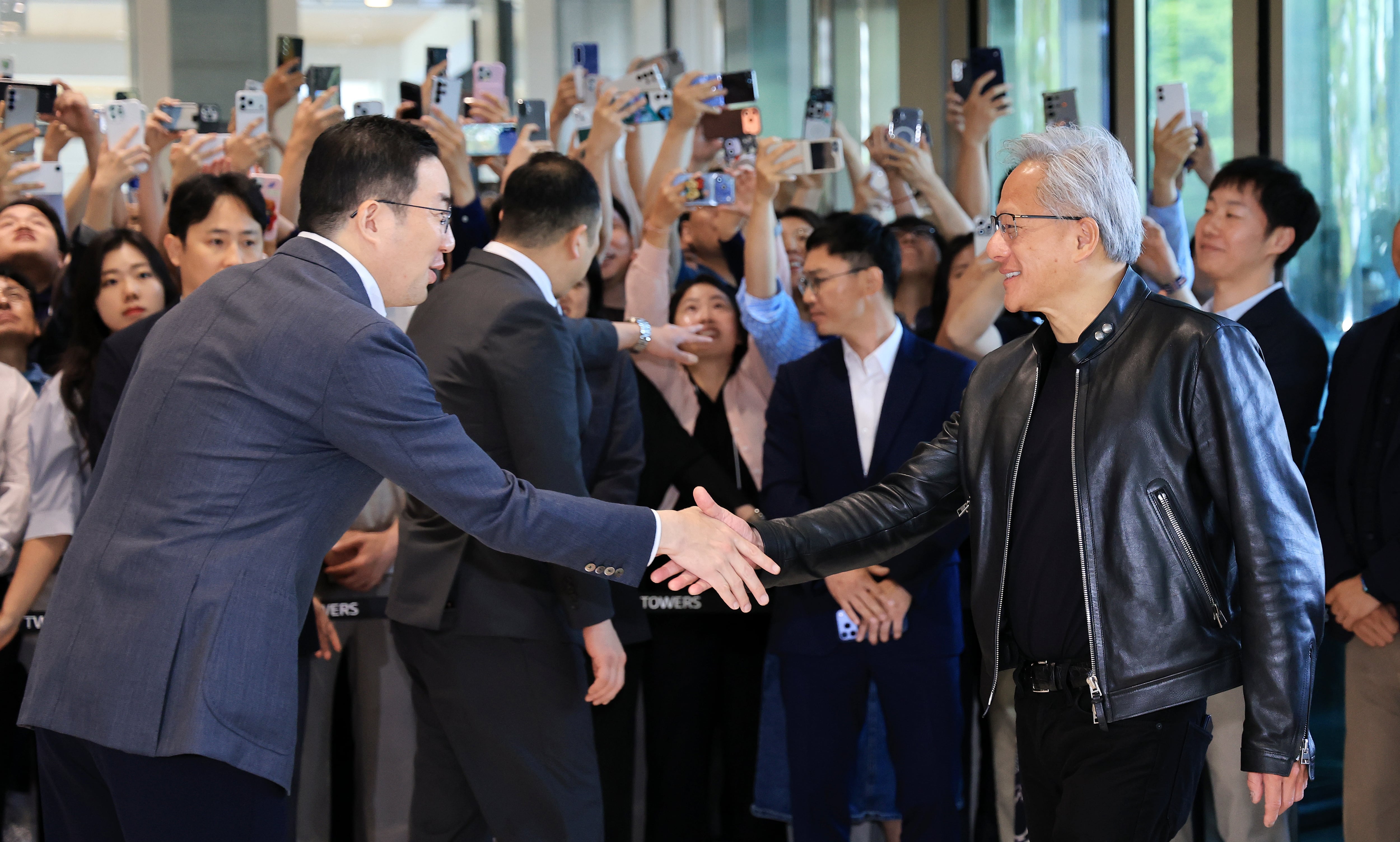 코스피, 상승 전환해 9200선 회복… 삼전닉스·LG그룹주 강세