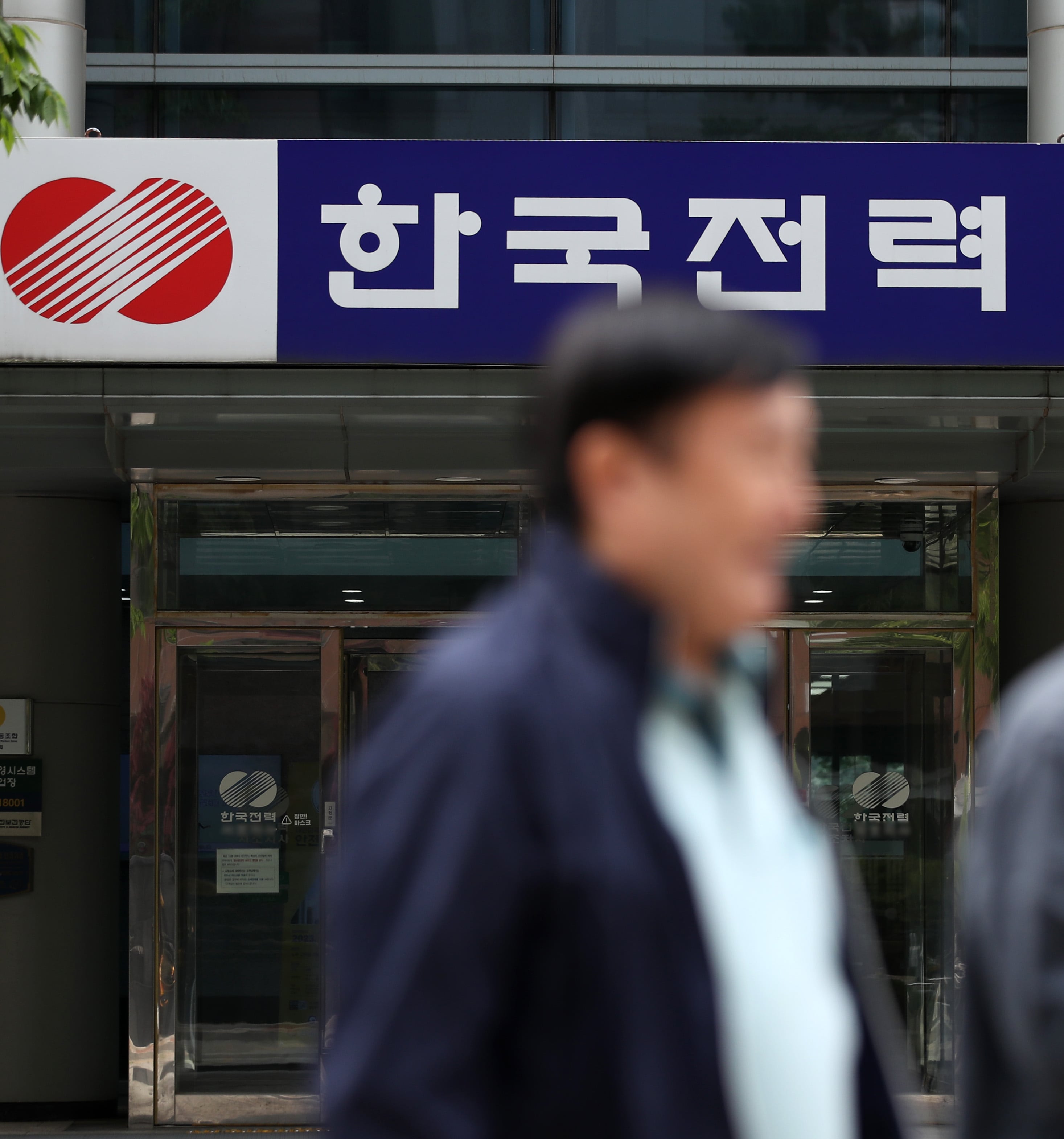 신한證 “한국전력, 하반기 실적보다 원전 모멘텀 주목… 투자의견 ‘매수’·목표가 4.7% 상향”