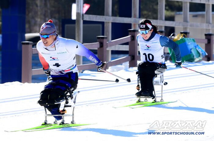 '의현삼촌' 신의현과 '스마일 철녀' 김윤지가 30일 평창바이애슬론 센터에서 열린 전국장애인동계체전 크로스컨트리 경기 직후 나란히 경기장을 달리며 회복훈련을 하고 있다. 분투하는 의현삼촌 뒤로 스마일리 김윤지가 웃으며 달린다. 한체대 25학번 김윤지는 '태권도 선수'인 신의현의 큰 딸보다 딱 한 살 위다. 사진제공=대한장애인체육회