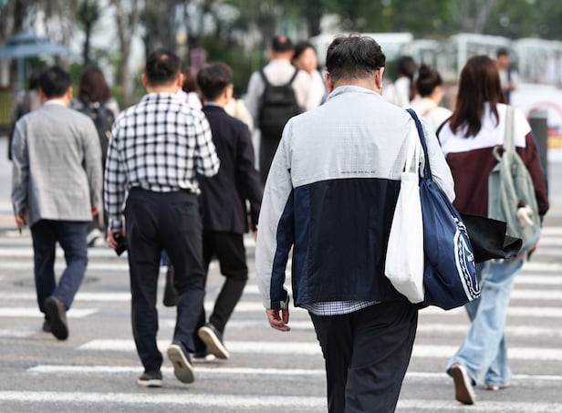서울 종로구 광화문 광장 일대에서 시민들이 긴팔 옷을 입고 발걸음을 옮기고 있다./뉴스1