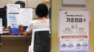기초연금 하후상박형 개편안 발표를 앞둔 지난달 26일 서울 국민연금공단 서울북부지역본부 종합상담실을 찾은 시민이 직원과 상담하고 있다. /연합뉴스