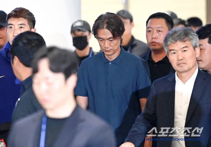 '월드컵 32강 탈락' 홍명보 감독과 선수단, 고개 숙인 채 팬들 야유 속 귀국→정몽규 회장 뒤따라 조용히 입국