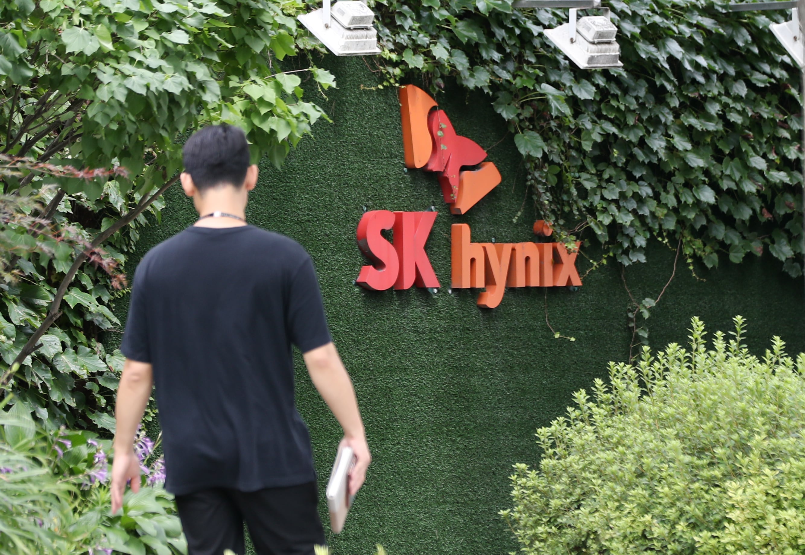 KB證 “SK하이닉스, 업황 호조에 메모리 공급 부족 심화… 목표가 380만원 유지”