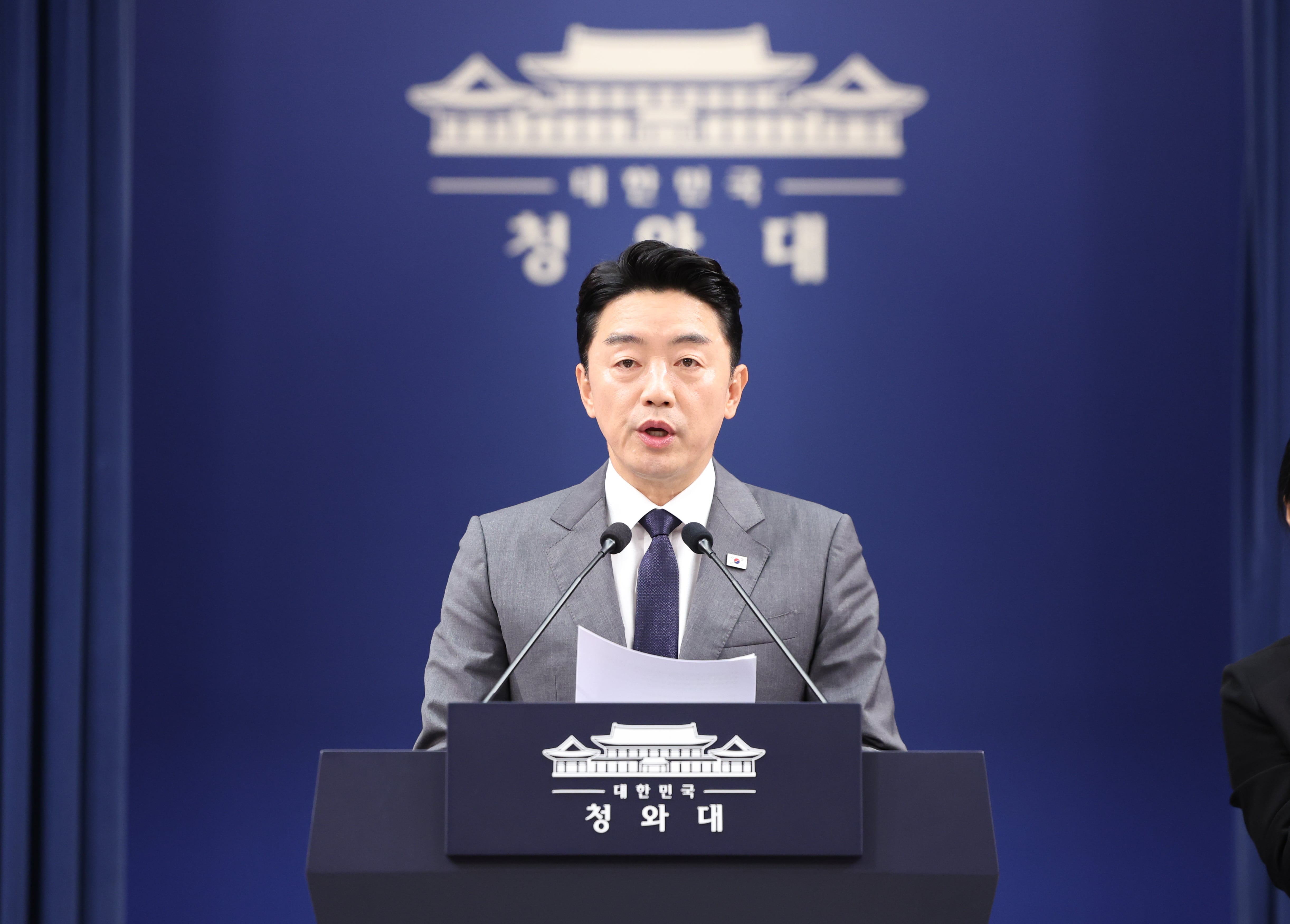 “대통령 뜻은”…靑 비서실장까지 수습 나선 ‘연임 개헌론’