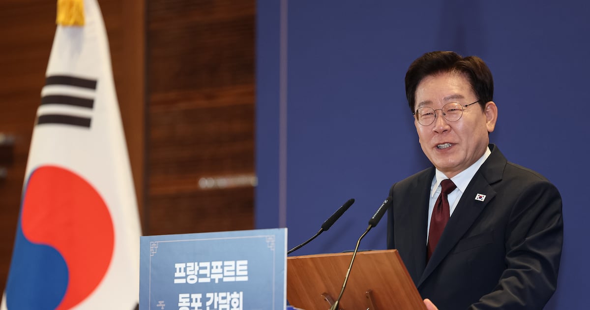 “급유하고 그냥 가기 뭐해서...” 李 독일 간담회장 빵 터졌다
