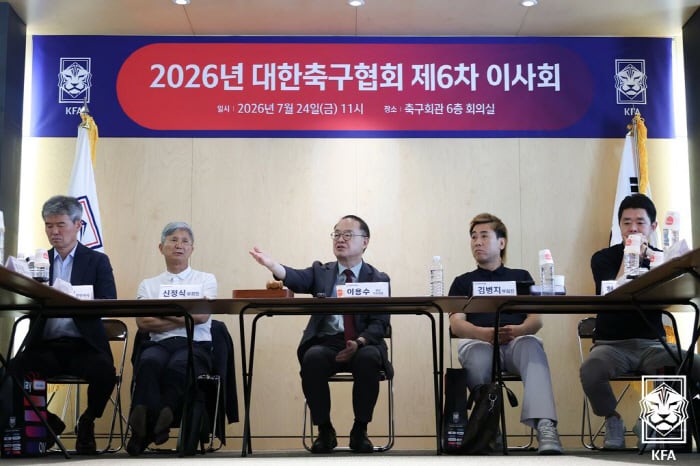 '6경기짜리' A대표팀 감독 공개채용 '확정'…'정치 시계'에 발묶인 KFA, 아시안컵 포기했나