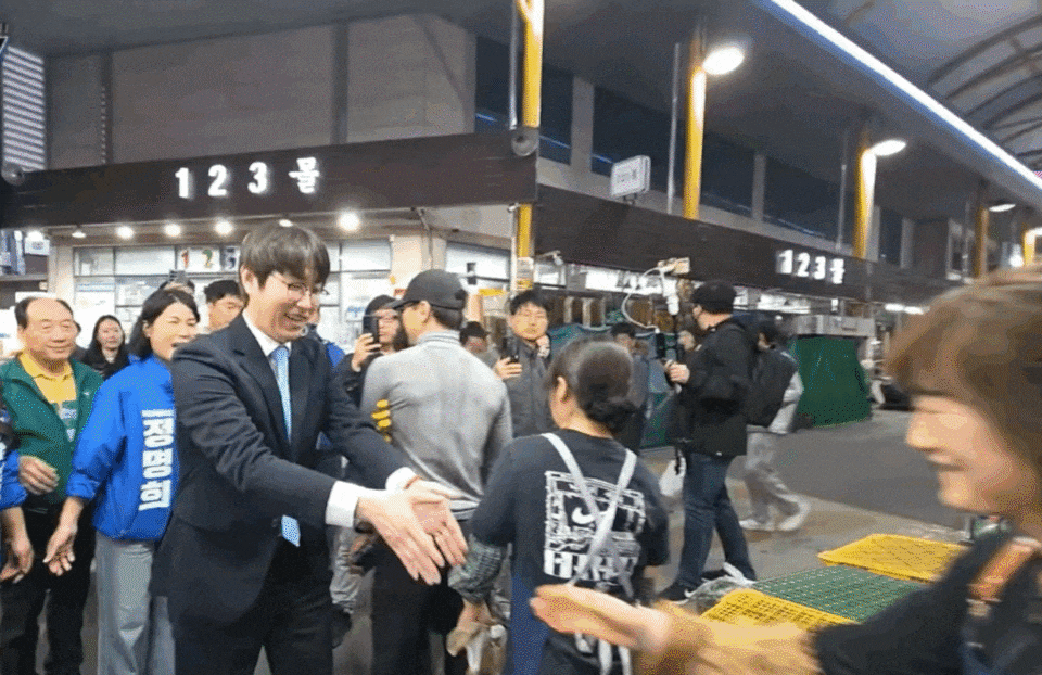 지난 29일 부산 북구 구포시장에서 하정우 전 청와대 AI미래기획수석이 상인과 악수를 나눈 뒤 손을 털고 있는 장면. /온라인커뮤니티 캡처