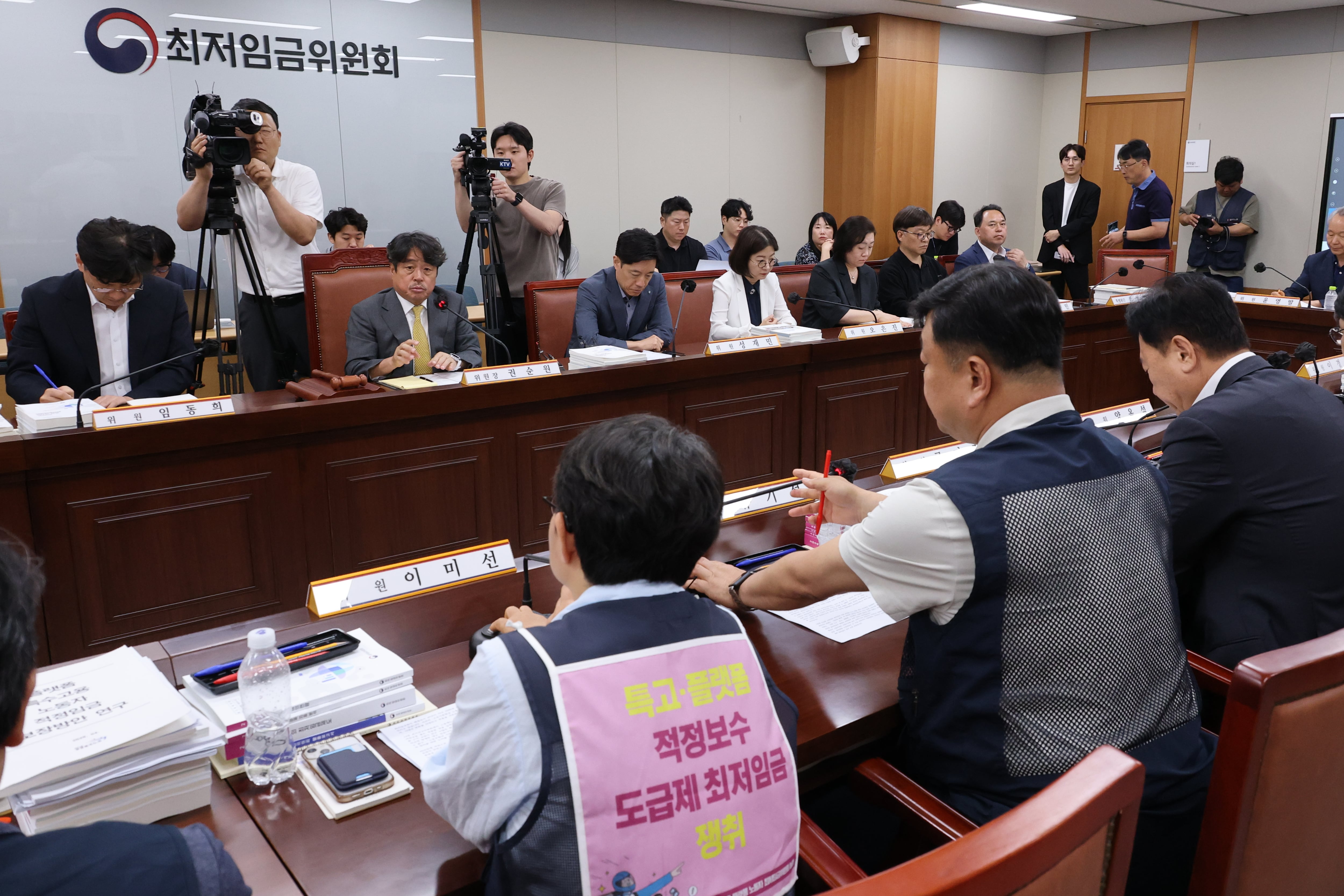 경총 “최저임금 업종별 차등 적용해야...숙박·음식점업 감당 못해"