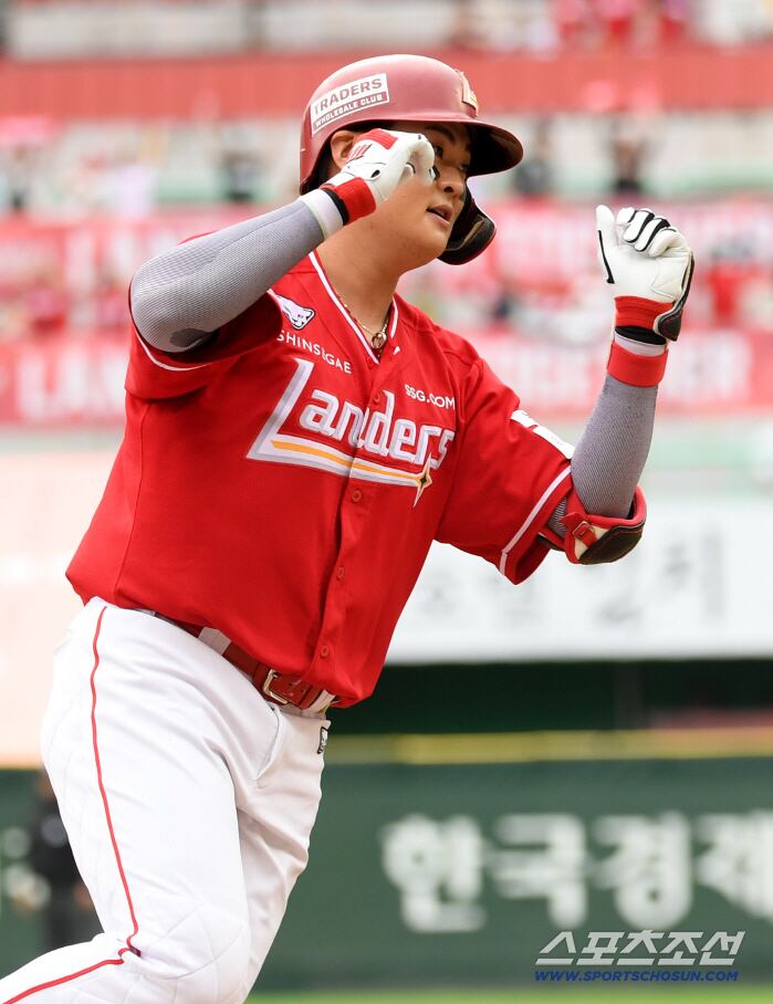 11일 인천SSG랜더스필드에서 열린 SSG와 삼성의 준PO 2차전. 2회말 1사 SSG 고명준이 솔로포를 날린 뒤 환호하고 있다. 인천=박재만 기자 pjm@sportschosun.com/2025.10.11