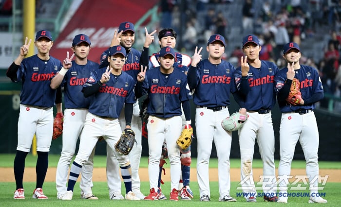 1일 인천SSG랜더스필드에서 열린 롯데와 SSG의 경기. 롯데가 연장 승부 끝 10대7로 승리했다. 승리의 기쁨을 나누는 롯데 선수들의 모습. 인천=허상욱 기자wook@sportschosun.com/2026.05.01/