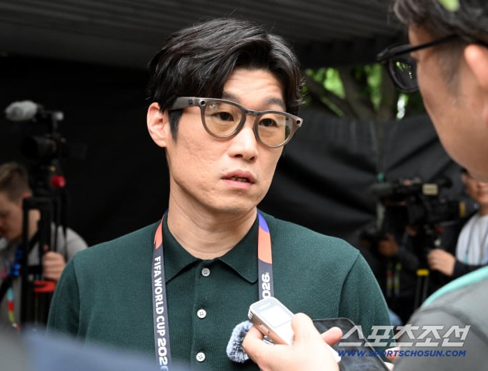 2026 북중미 월드컵 멕시코전을 하루 앞둔 대한민국 월드컵 대표팀이 18일(한국시각) 멕시코 과달라하라 인근 사포판 월드컵대표팀 베이스캠프 훈련장 치바스 베르데 바예에서 훈련을 가졌다. 훈련장을 찾은 박지성 해설위원이 인터뷰를 하고 있다. 사포판(멕시코)=허상욱 기자wook@sportschosun.com/2026.06.18/