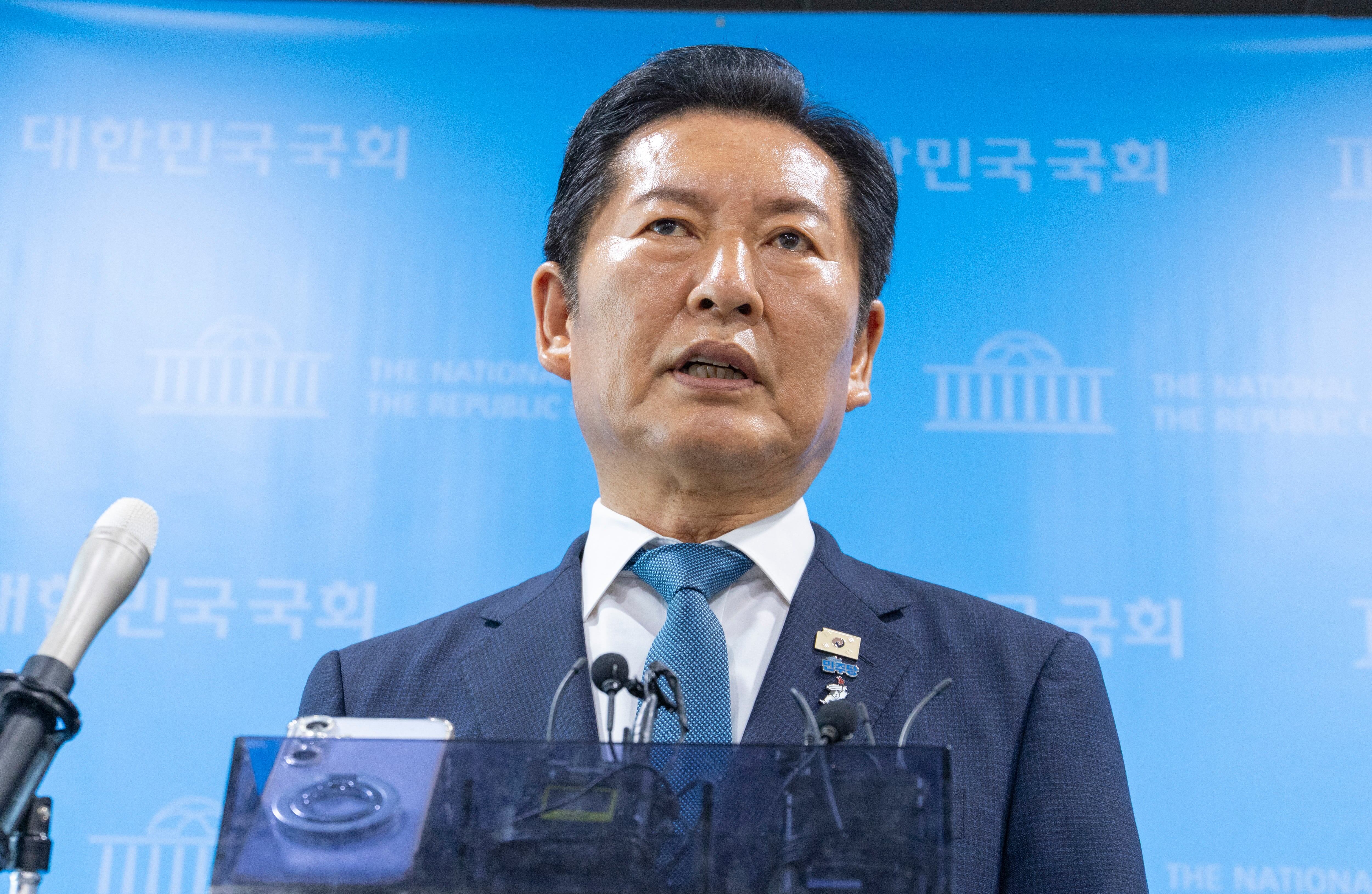김어준 방송 나온 정청래 “저 자체가 코어 지지층…보완수사권 폐지는 사자처럼 담대하게”