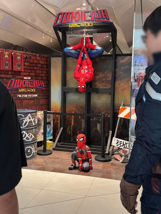 '스파이더맨: 브랜드 뉴 데이', 팝업 첫날부터 2천명 넘었다...여의도에 뜬 '친절한 이웃'