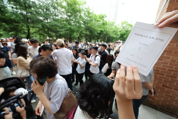 6·3 지방선거 본투표일인 3일 오후 서울 송파구 잠실 2동 제6투표소에서 투표용지 부족으로 투표하러 온 주민들이 대기하고 있다./연합뉴스