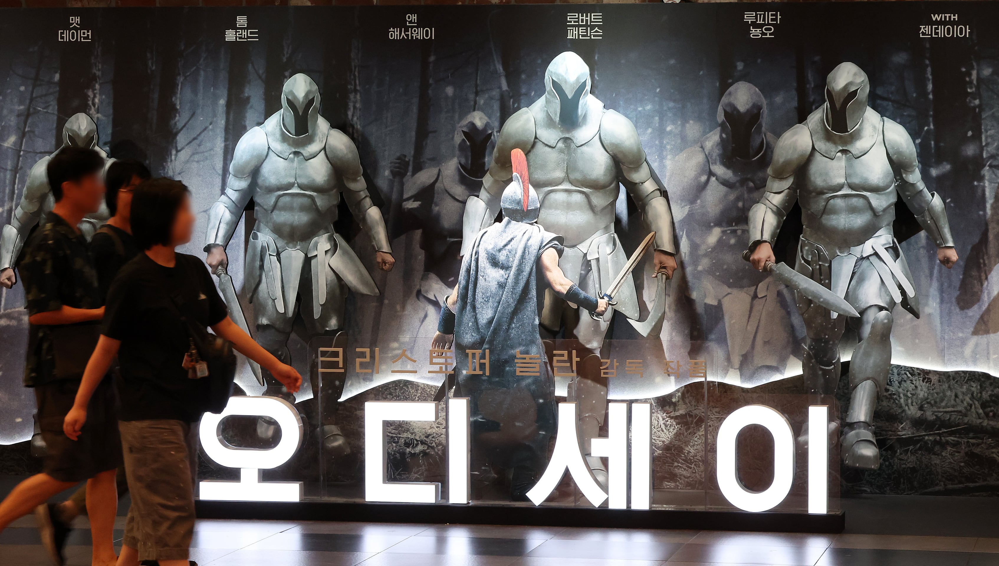 6일 서울의 한 영화관에 영화 '오디세이' 홍보 조형물이 설치되어 있다. /뉴스1
