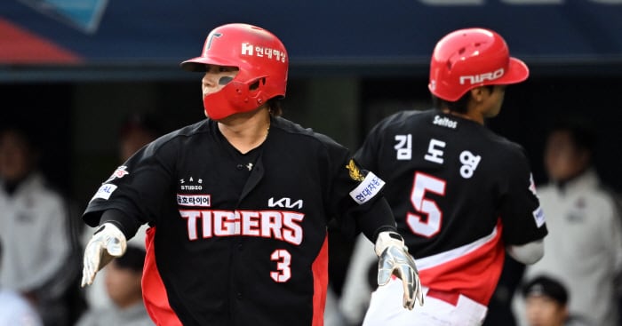 잠실 경기에서 득점 장면을 만든 KIA 김선빈과 김도영