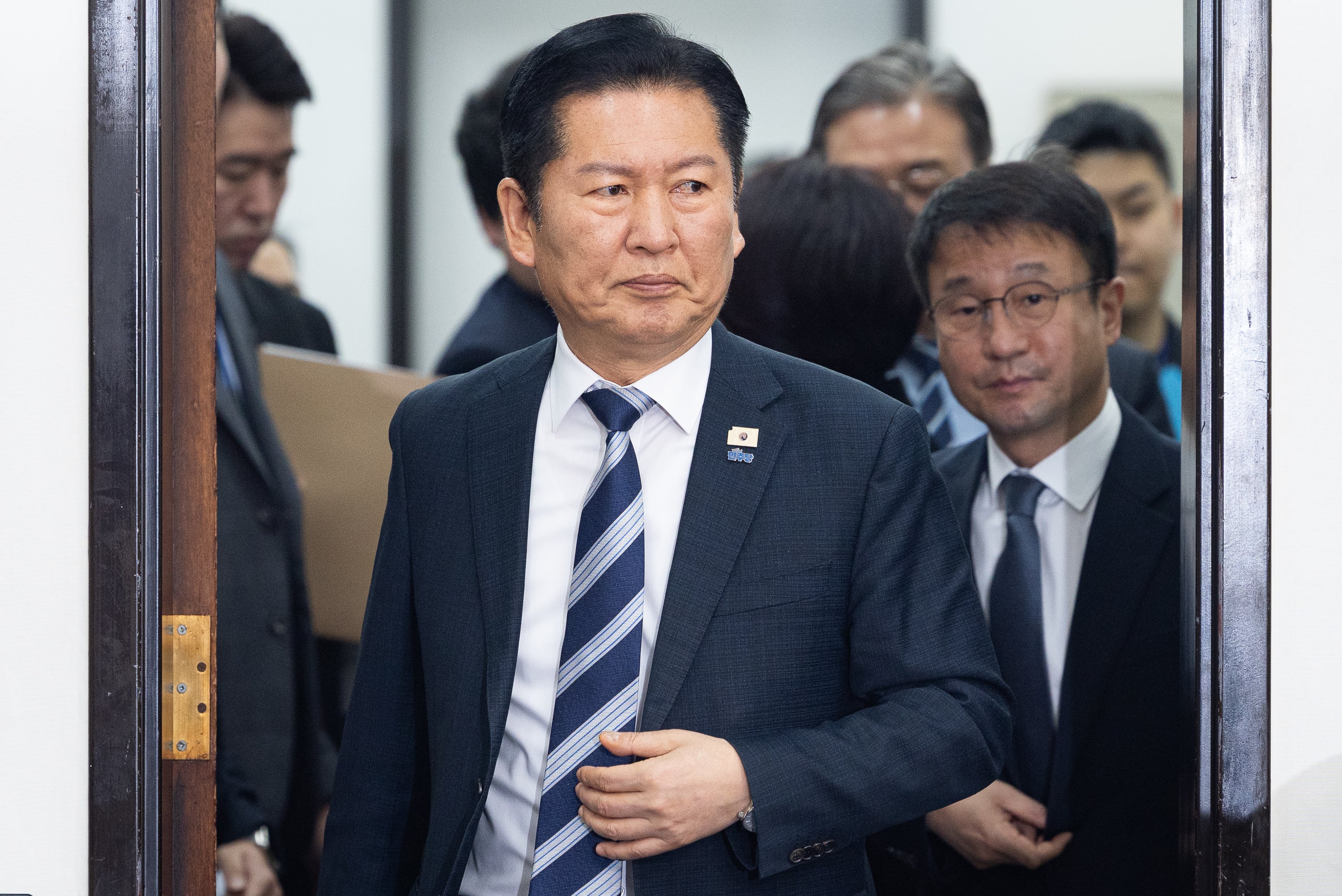 정청래 더불어민주당 대표가 17일 서울 여의도 국회에서 열린 검찰개혁 관련 긴급 기자회견에 들어서고 있다. /뉴스1