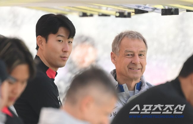 '하늘이 도왔다!' 대한민국 망친 역대 최악의 감독, 연봉 삭감까지 준비→체코축구협회 사령탑 협상 결렬 분위기