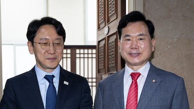 더불어민주당 천준호(왼쪽), 국민의힘 김승수 원내운영수석부대표가 15일 서울 여의도 국회에서 회동을 마친 후 취재진 질문에 답하고 있다. 2026.6.15 ⓒ 뉴스1 유승관 기자