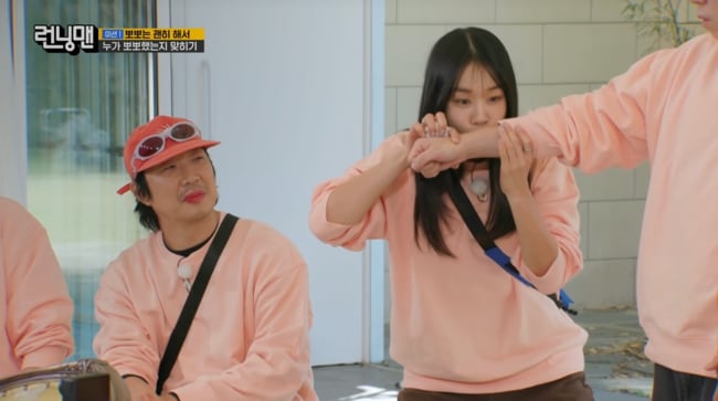 ‘런닝맨’ 안은진 뽀뽀 논란..“성희롱 논란 생길 수 밖에” 지적에도 ‘문제없음’