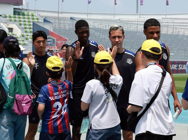 '프로축구 최초' 수원FC, 남녀 통합 오픈 트레이닝 데이 진행...200여 명 팬과 선수, 잔디 위서 하나 됐다