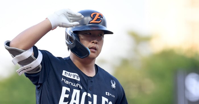Kang Baek-ho Starts First Base for Hanwha