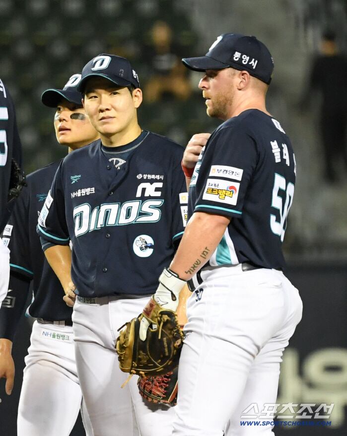 '언제까지 기다려야 해?' KBO 첫 홈런 치고도 미트 들고 수비 나간 블레인, 끝까지 외면한 NC 독한 신고식